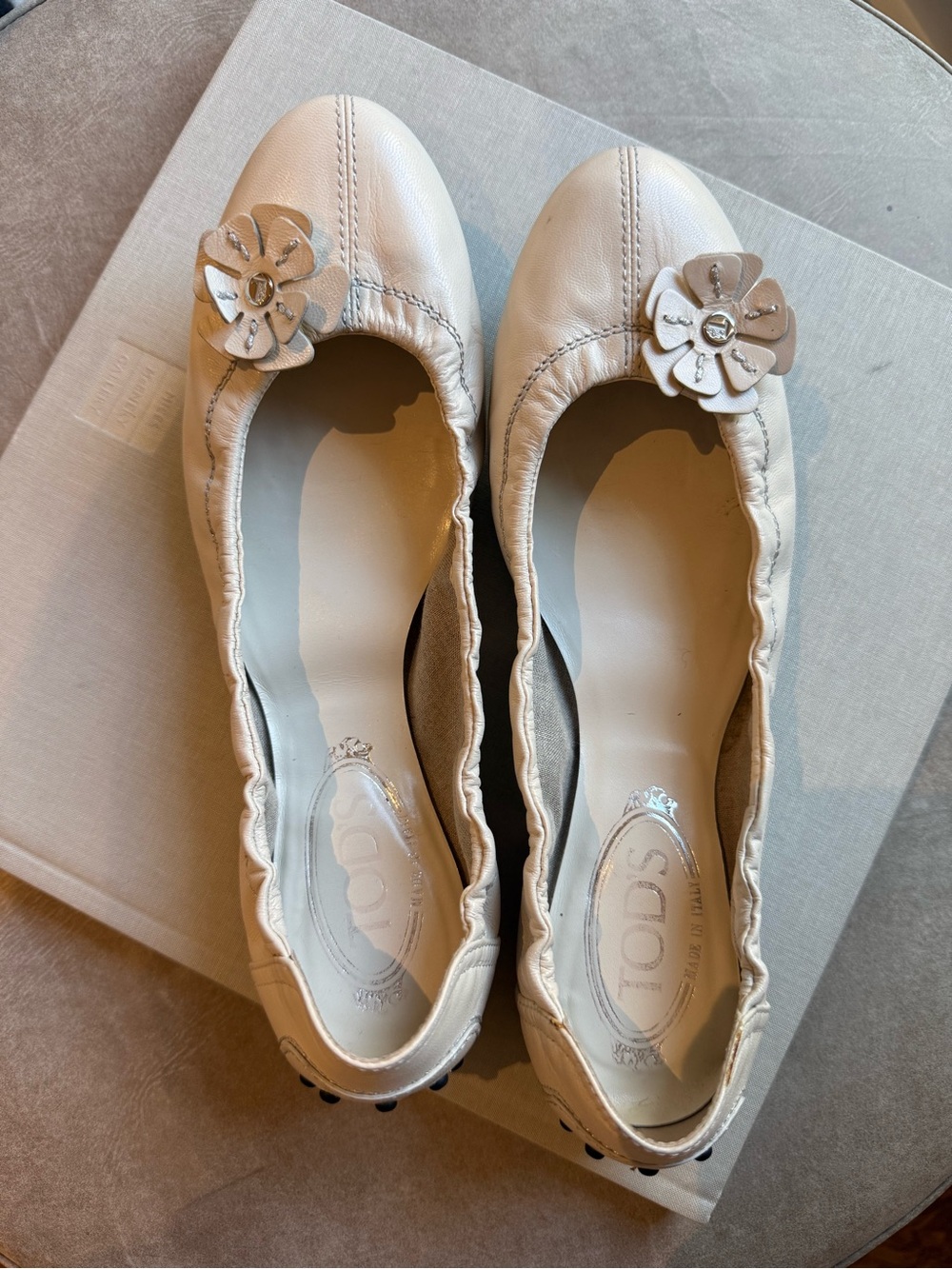 Tod's Women's Off-White Leather Flower-Embellished Ballet Flats